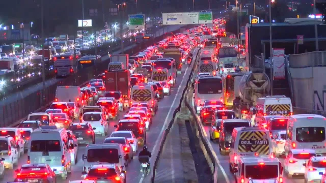 İstanbul trafik yoğunluğu akşam saatlerinde yüzde 90'a çıktı
