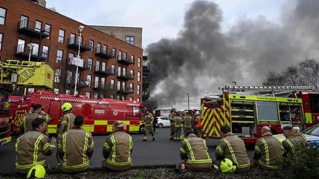 Londra Southall'da Yangın: 150 İtfaiyeci Müdahale Etti