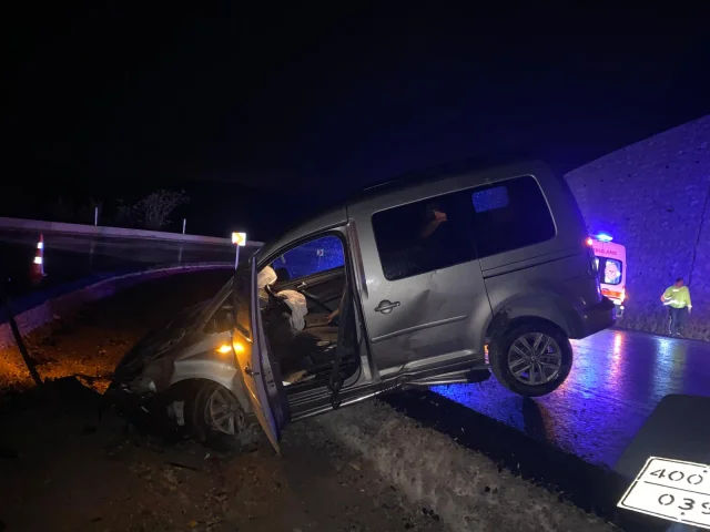 Osmaniye Düziçi'nde Otomobil Refüje Devrildi: 2 Yaralı