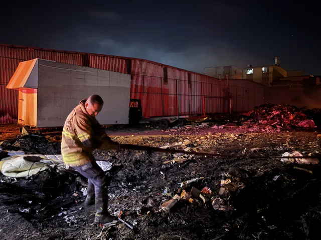 İzmir'de Atık Yığınında Çıkan Yangında Kamyonet Kullanılamaz...