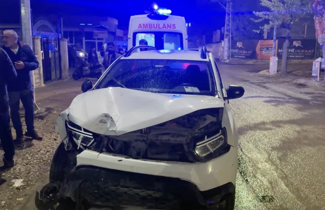 Adıyaman'da Minibüs ve Otomobil Çarpıştı: 3 Yaralı