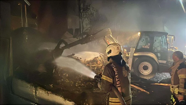 Küçükçekmece'de Geri Dönüşüm Tesisinde Çıkan Yangın Söndürül...