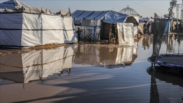 Gazze'de felaket büyüyor: 22 bin çadır su altında!