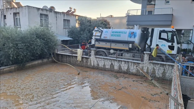 Mersin içme suyu borusu patlaması caddeyi suya boğdu