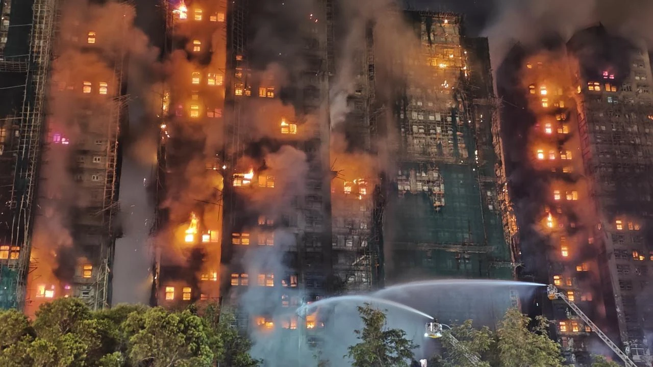 Hong Kong'da Bir Sitede Çıkan Yangında 44 Kişi Öldü, 279 Kişiden Haber Alınamıyor