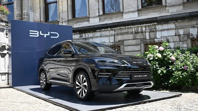 Avrupa'da Tesla Düşüşte, Çinli Markalar Rekor Kırıyor