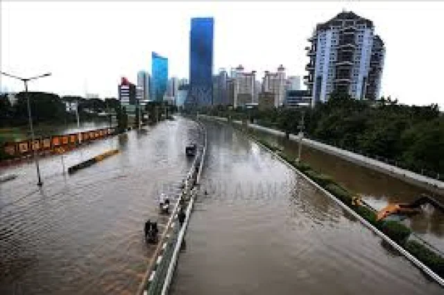Endonezya'da sel ve toprak kaymalarında can kaybı 23'e yükse...