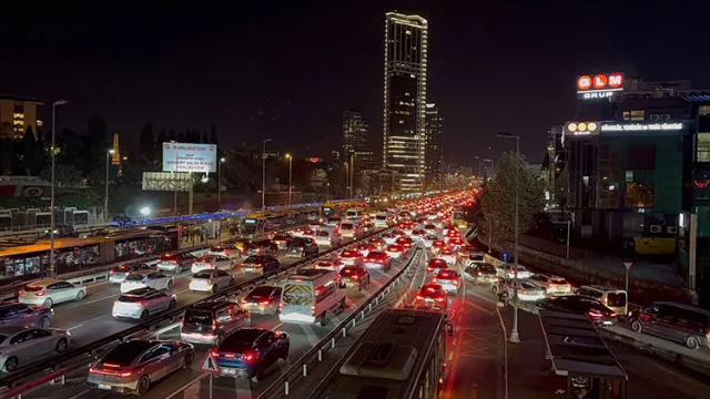 İstanbul trafik yoğunluğu akşam saatlerinde yüzde 83'e çıktı