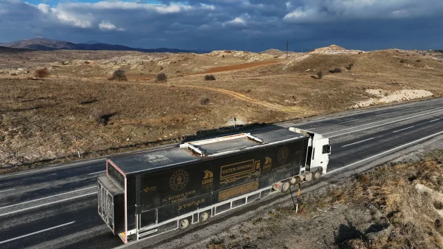 Gezen Sinema Tırı Sivas'ta Çocuklara Sinema Keyfi Sunuyor