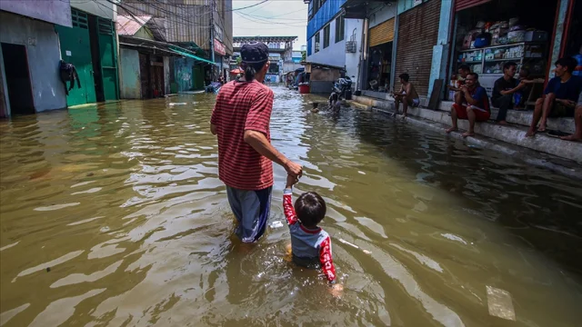 Endonezya'yı vuran felaket: Sel ve heyelanlarda can kaybı 79...