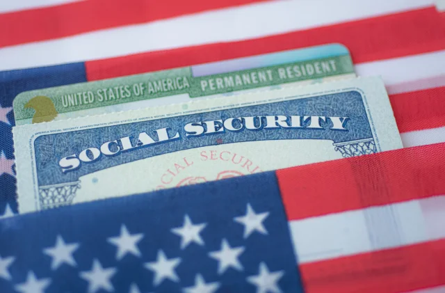 ABD, 19 ülkenin vatandaşlarının yeşil kart statüsünü yeniden...