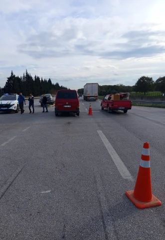 Bursa Karacabey'de Otomobil ile Minibüs Çarpıştı: 2 Kişi Yaralandı