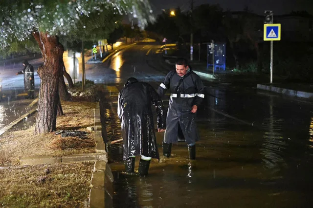Çeşme'de sağanak yağış hayatı olumsuz etkiledi