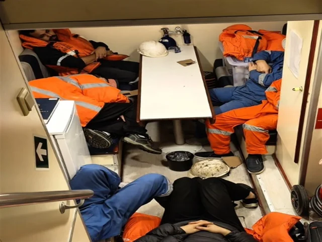 Kocaeli açıklarında gemide yangın: 25 kişi kurtarıldı