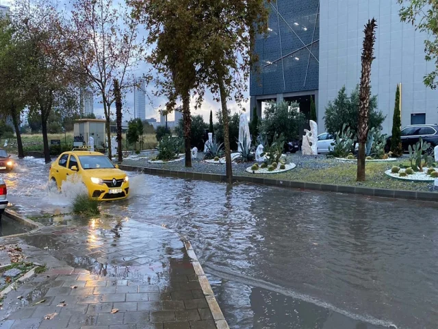 İzmir'de sağanak hayatı olumsuz etkiledi