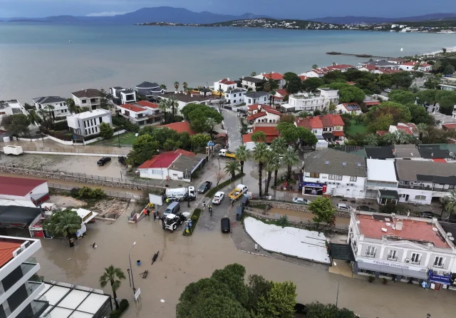 İzmir'de sağanak yağış hayatı olumsuz etkiledi