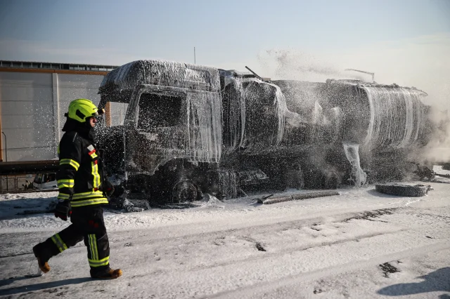 Mersin'de akaryakıt yüklü tankerde çıkan yangın kontrol altı...