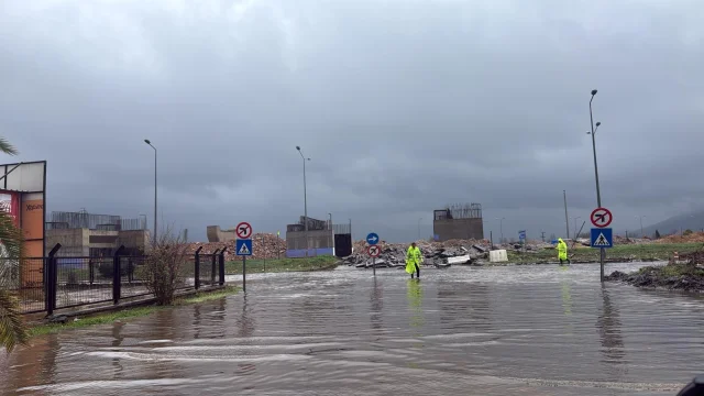 Muğla'da sağanak, dolu ve fırtına günlük yaşamı olumsuz etki...
