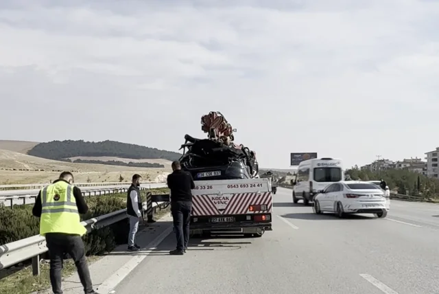 Denizli'de otomobil kamyona çarptı