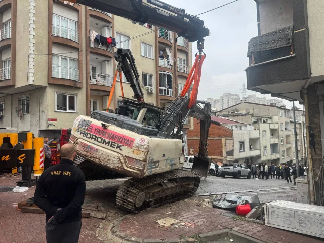Esenyurt'ta Tırın Taşıdığı İş Makinesi Devrildi