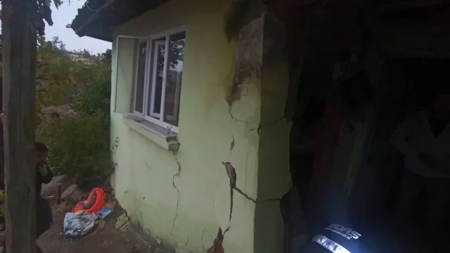 Uşak'ta bir eve yıldırım düştü