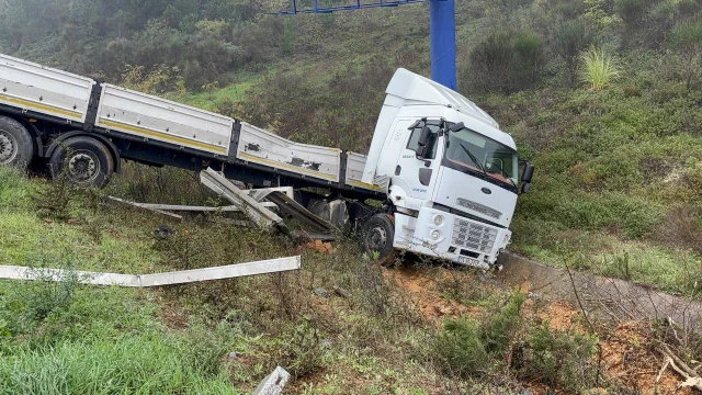 Kuzey Marmara Otoyolu'nda şarampole tır devrildi