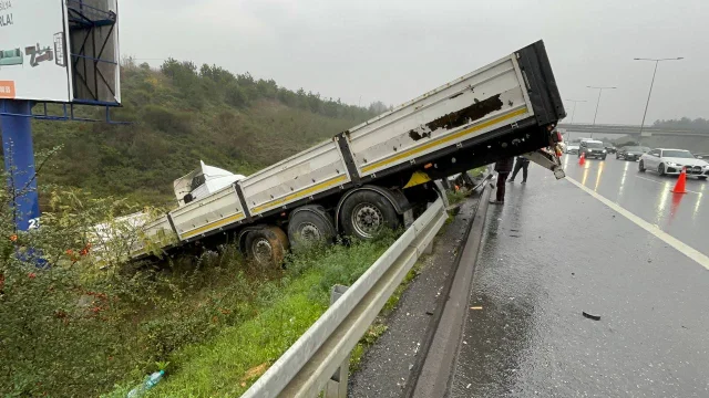 Kuzey Marmara Otoyolu'nda şarampole tır devrildi