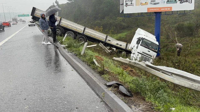 Kuzey Marmara Otoyolu'nda şarampole tır devrildi
