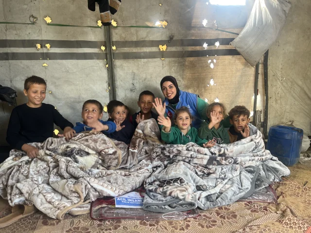 Türkiye Diyanet Vakfı, Gazze'de 5 bin aileye kışlık battaniye dağıttı