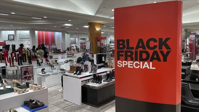 ABD'li Tüketiciler 'Black Friday'de Milyarlarca Dolar Harcad...