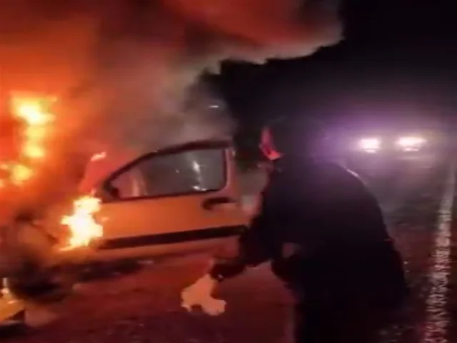 Ceza infaz kurumu personeli yanan araçtan aileyi kurtardı