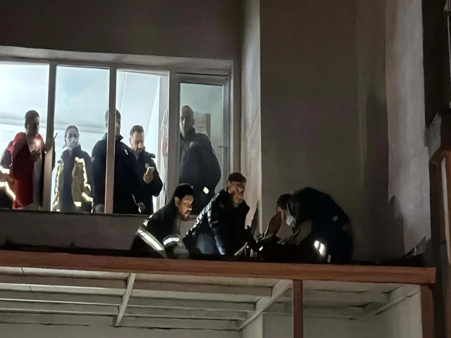 Eskişehir'de 8'inci kattan düşen kadın hastaneye kaldırıldı