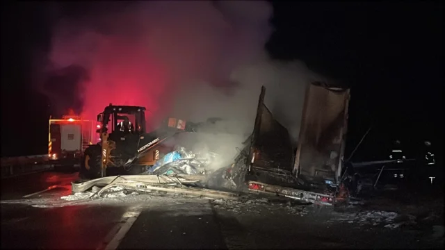 D-100 Bolu tır yangını ulaşımı durdurdu: Yol kapandı