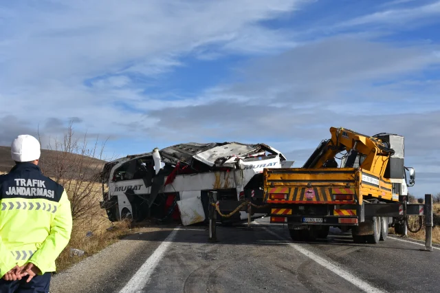 Afyonkarahisar'da Yolcu Otobüsü Devrildi: 2 Ölü, 21 Yaralı