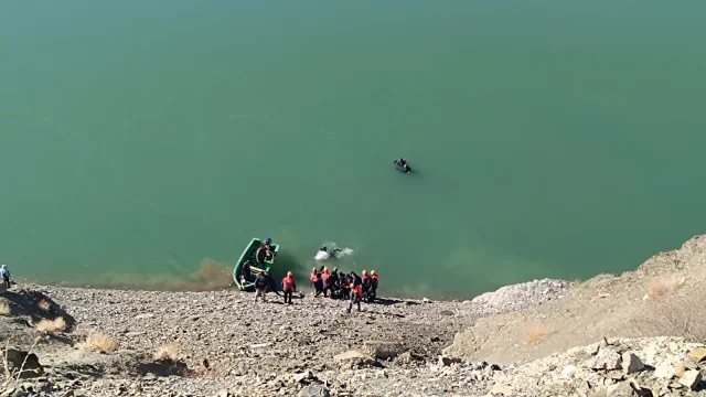 Van'da Kontrolden Çıkan Otomobil Baraja Düştü