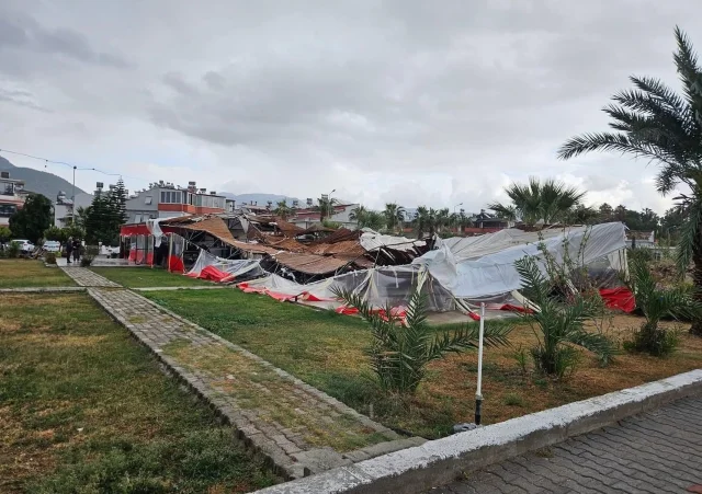 Mersin'de Hortumlar Evlere ve Seralara Zarar Verdi