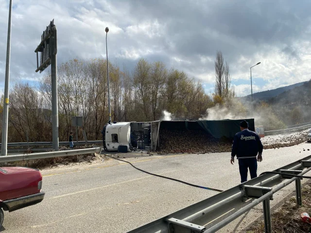 Çankırı'da Pancar Yüklü Tır Devrildi: Sürücü Ağır Yaralandı