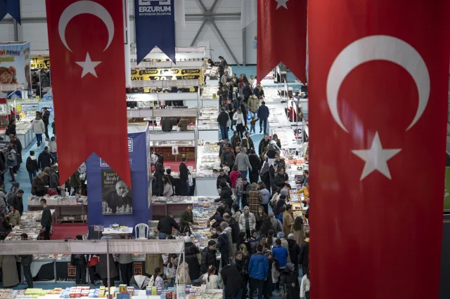 '7. Doğu Anadolu Erzurum Kitap Fuarı' Son Gününde Ziyaretçilerini Ağırlıyor