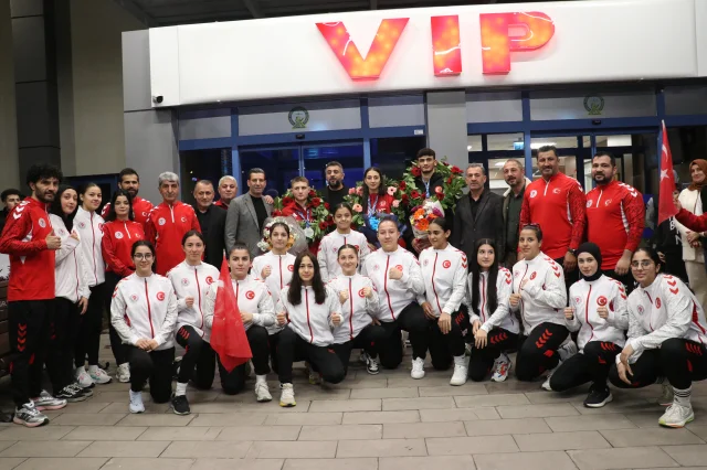 Avrupa'da Derece Yapan Genç Boksörler Trabzon'da Coşkuyla Karşılandı
