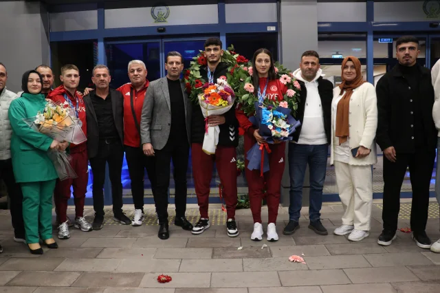 Avrupa'da Derece Yapan Genç Boksörler Trabzon'da Coşkuyla Karşılandı