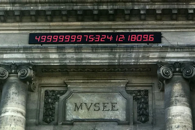 Cenevre'deki Kıyamet Saati 'Big Crunch Clock' ve Dünyanın Sonu