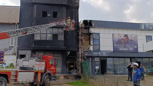 İnegöl'de Elektrik Panosundan Çıkan Yangında 2 İş Yeri Zarar Gördü
