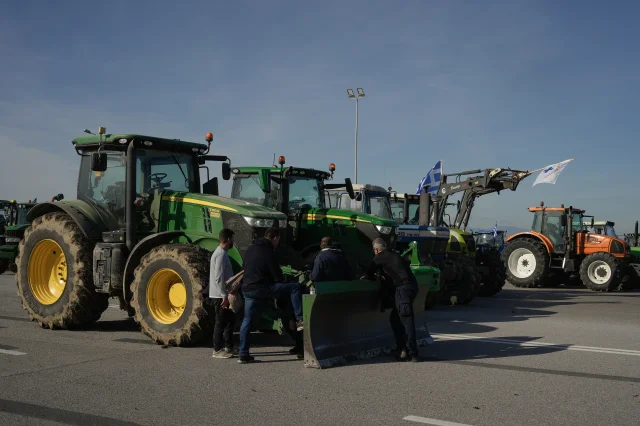 Yunanistan'da Çiftçiler Traktörleriyle Atina-Selanik Yolunu Kapattı