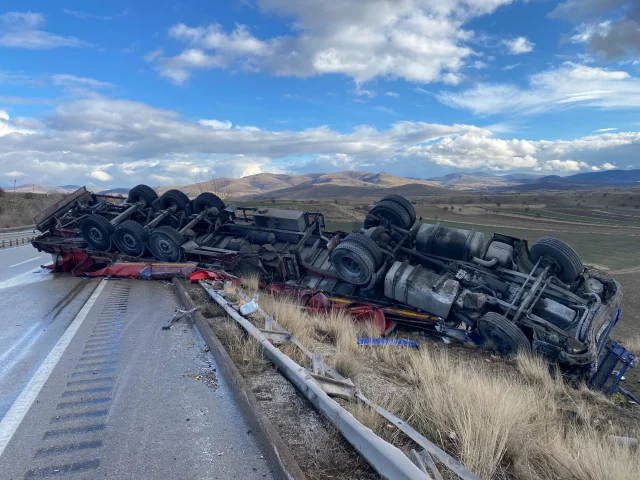 Çankırı'da Tır Şarampole Yuvarlandı: 2 Yaralı