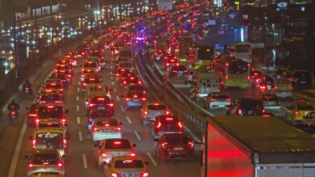 İstanbul'da Derbi Öncesi Trafik Yoğunluğu Yüzde 80'e Ulaştı