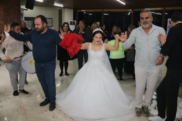 Hatay'da Down Sendromlu Ezgi'nin Gelinlik Hayali Gerçek Oldu
