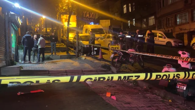 Şişli'de sokakta yürüyen bir kişi, silahlı saldırıya uğradı.