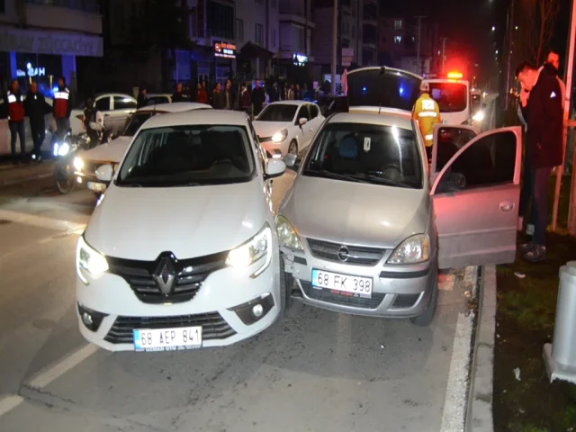 Dur ihtarına uymayan sürücü Aksaray'da polis aracına çarptı