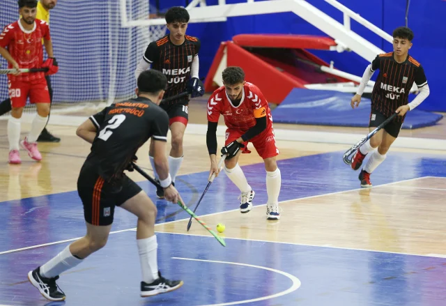 Erkekler Salon Hokeyi Süper Lig maçları Alanya'da başladı