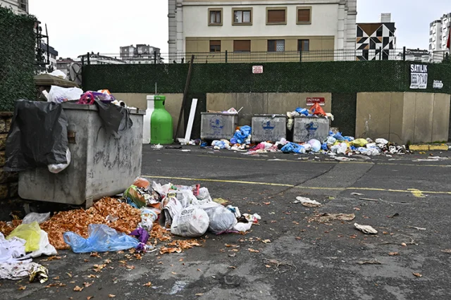 Maltepe'de 3 Gündür Toplanmayan Çöplere Vatandaşlardan Tepki